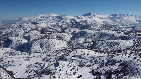 On-a-sunny-day-in-snowy-high-mountains,-an-amazing-sight-unfolds