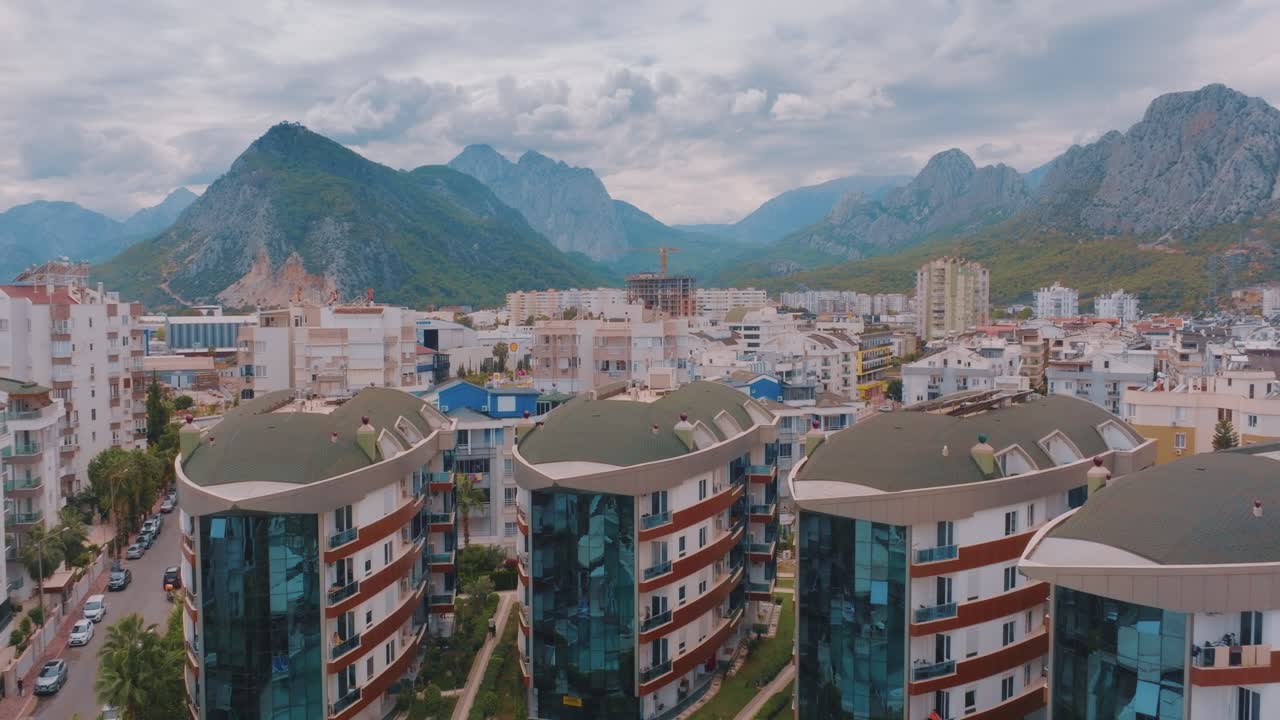 산 들 이 있는 해안 도시 의 공중 사진