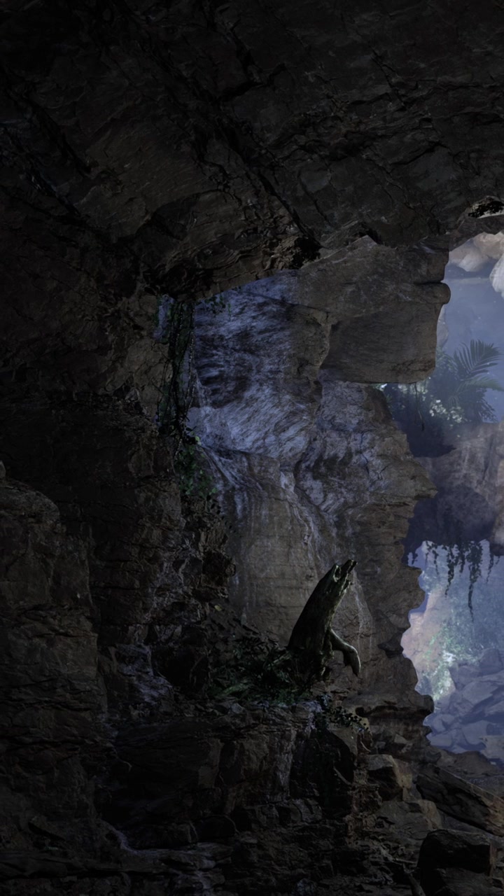 Luce intensa filtra attraverso l'apertura di una grotta, illuminando rocce e piante