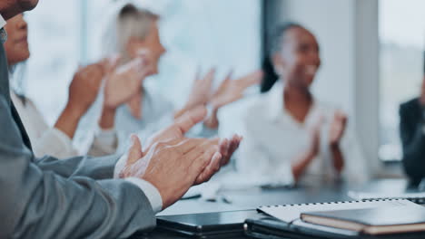 aplauso, reunión y gente de negocios en el seminario