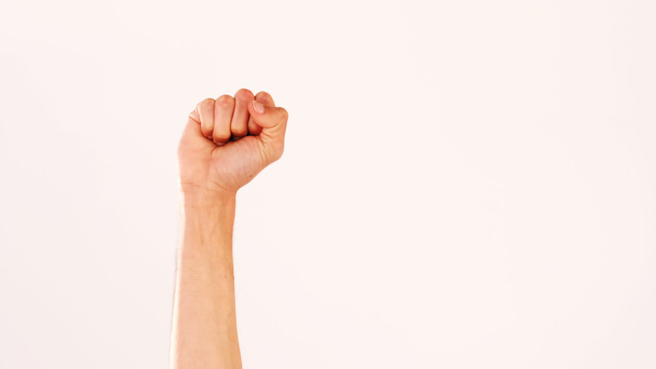 손이 주먹을 보여주는 남자