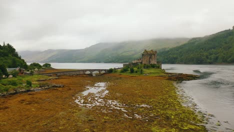 Famoso-Castillo-De-Eilean-Donan-En-Escocia-Toma-Aérea-Desde-Un-Dron