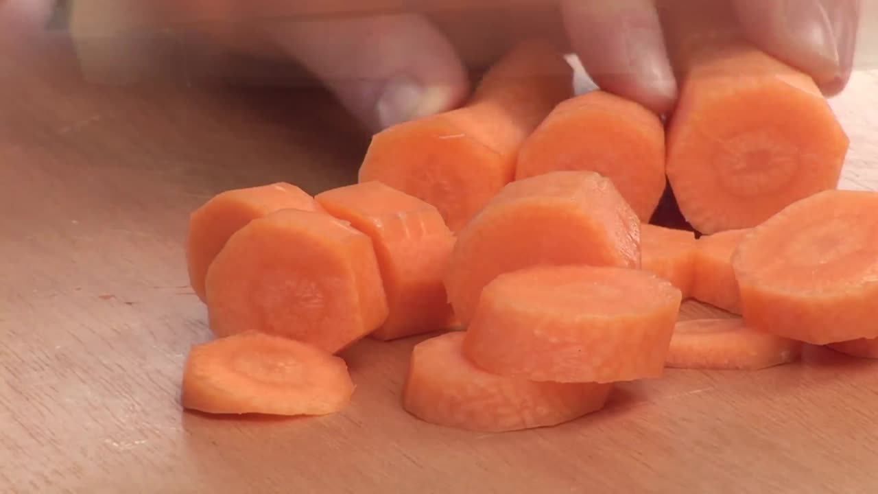 Video stock di una carota che viene pelata