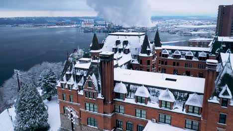 Stadium-High-School-Und-Stadionschüssel-Mit-Schnee-Bedeckt-Mit-Anfangsbucht-Und-Industriegebiet-Im-Hintergrund-In-Tacoma,-Washington,-Usa