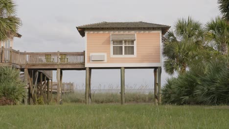 Strandhaus-Mit-Meer-Im-Hintergrund