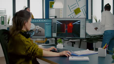 ingeniero analizando software cad para desarrollar videojuegos