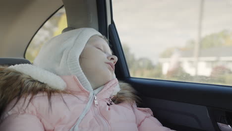 Un-Niño-Lindo-Duerme-Mientras-Conduce-En-El-Asiento-Trasero-De-Un-Auto.