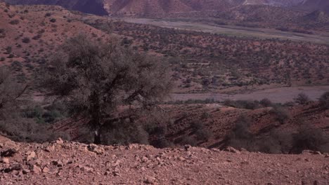 Panoramablick-Auf-Einen-Hochspannungsturm-Inmitten-Der-Berge-Marokkos,-Schwenk-Von-Links-Nach-Rechts
