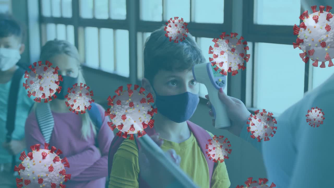 코로나19 세포가 체온을 검사하는 어린이 그룹 위에 떠다니는 애니메이션