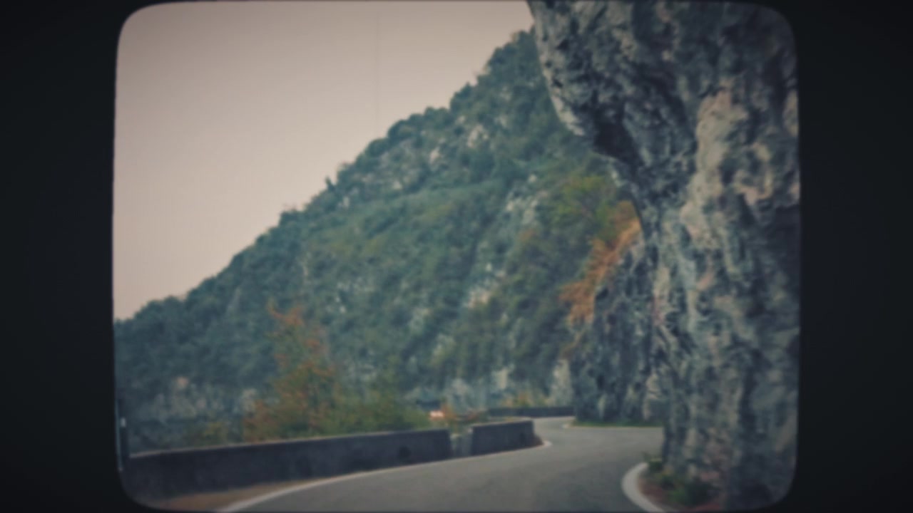 Guidare lungo una strada di montagna tortuosa