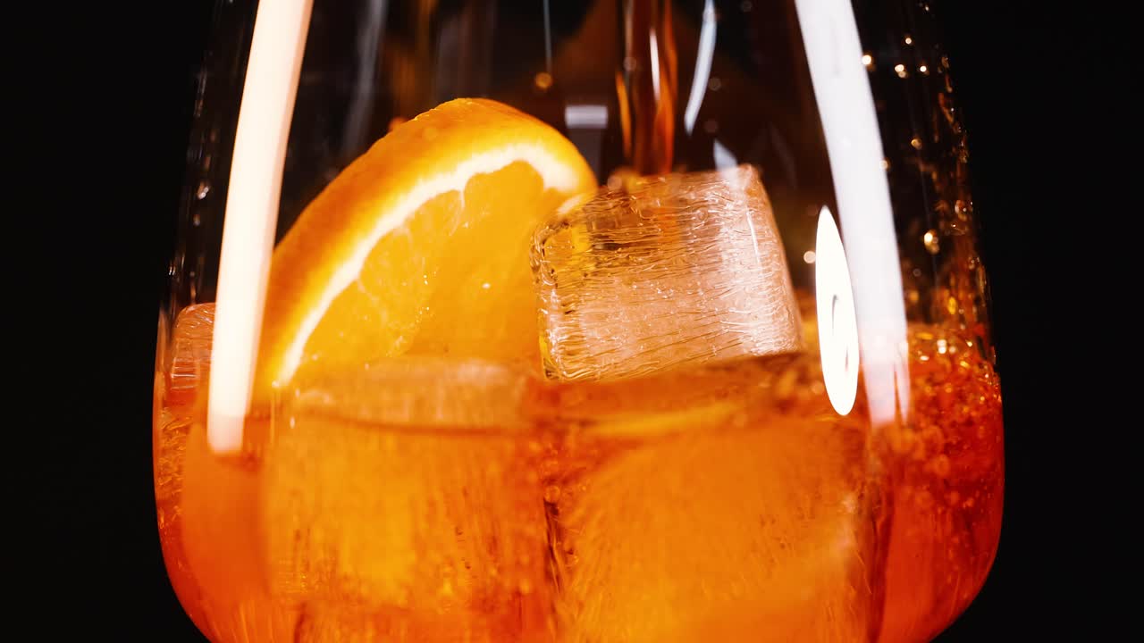 Aperol Spritz refrescante com gelo e fatia de laranja