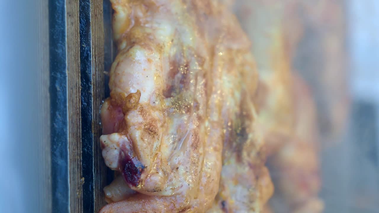 pollo asado en una tabla de madera