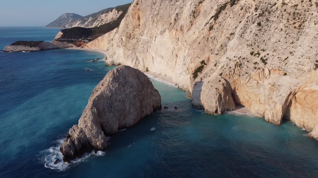 porto katsiki famoso mar azul claro, acantilado escarpado y playa estrecha