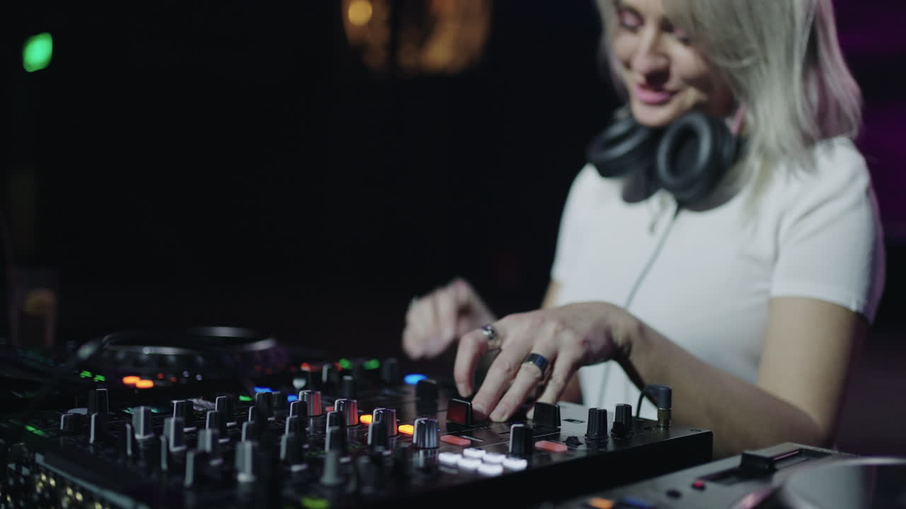 una mujer tocando en un club.