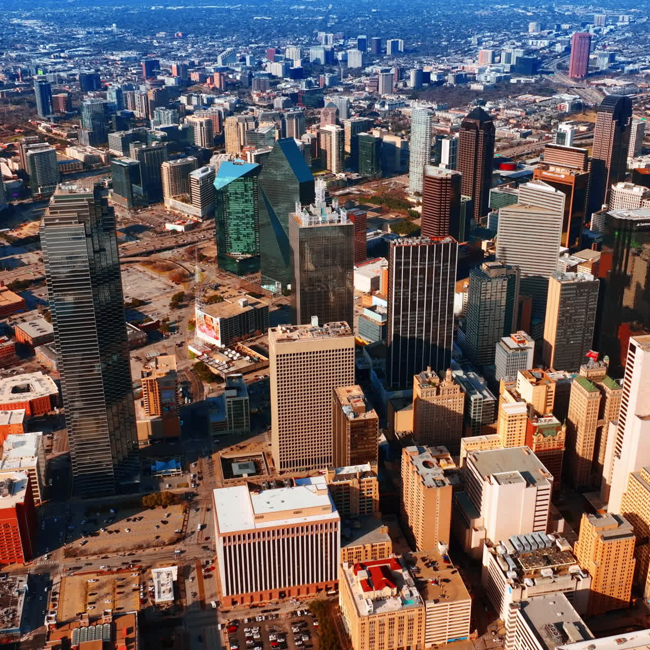Arquitetura de uma cidade americana moderna vista do alto. Imagens de drone sobre o centro de Dallas, Texas.
