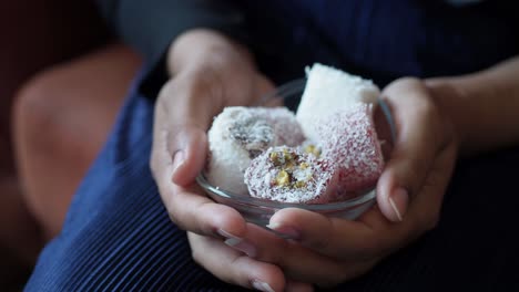 mujer sosteniendo un cuenco de delicias turcas