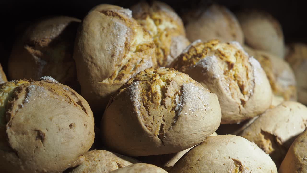 un montón de deliciosas galletas de azúcar marrón caseras
