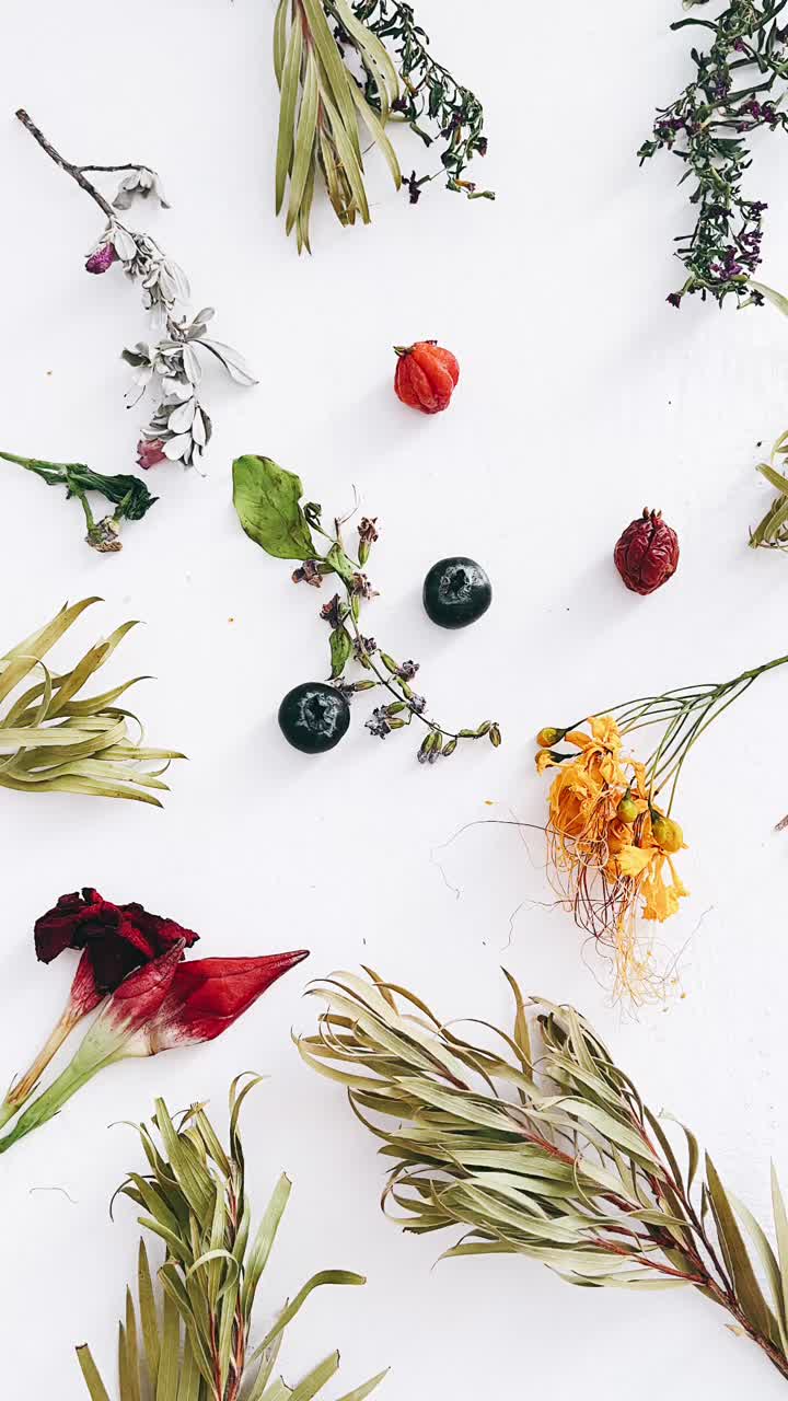 arreglo de flores y frutas secas