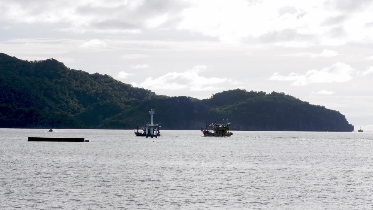 좋은 날씨에 휴일에 부드러운 파도와 함께 바다와 산이 내려다 보이는 해변의 전망, 사툰 지방, 태국