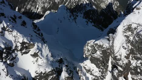 Impresionantes-Acantilados-De-Montaña-En-El-Invierno-Squamish-Bc