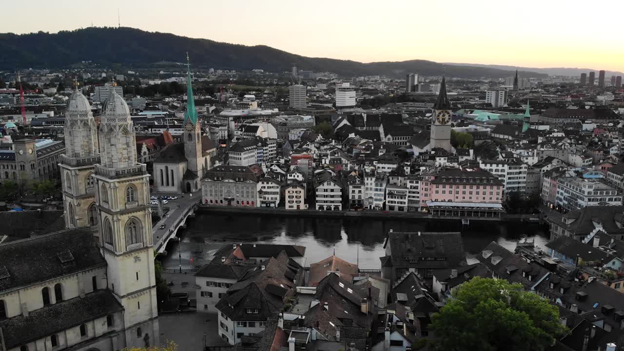 그로스뮌스터(grossmünster)와 도심의 나머지 지역을 볼 수 있는 스위스 취리히(zurich)의 리마트 강(limmat river)을 따라 비행
