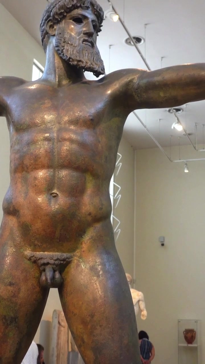 Atene, Grecia, 30 agosto 2019. Statua in bronzo di Poseidone al Museo Archeologico di Atene.