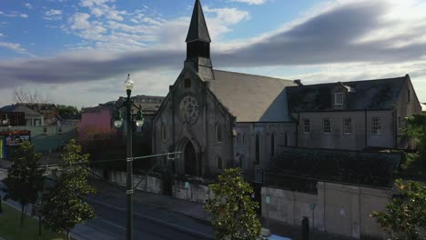 Hermosa-Iglesia-En-La-Calle-Rampart-En-Nueva-Orleans-Por-El-Barrio-Francés