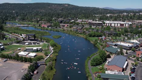 Diversión-De-Verano-Flotando-En-El-Río-Deschutes-Cerca-Del-Antiguo-Molino-En-Bend,-Oregon