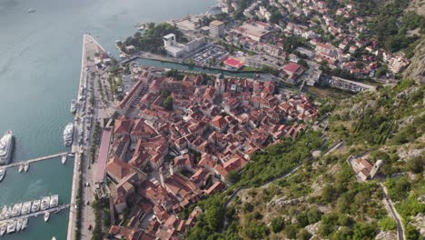 vista aérea por la montaña de la vieja ciudad de kotor en montenegro, paisaje urbano