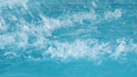 primer plano de las fuertes gotas de lluvia que caen en la superficie de la piscina
