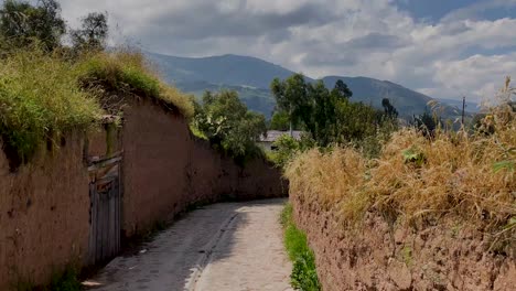 Imágenes-En-Cámara-Lenta-De-Un-Pequeño-Pueblo-Andino-En-Perú-Con-Arquitectura-Tradicional