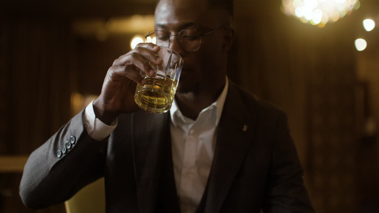 카지노에서 포커를 하는 남자.