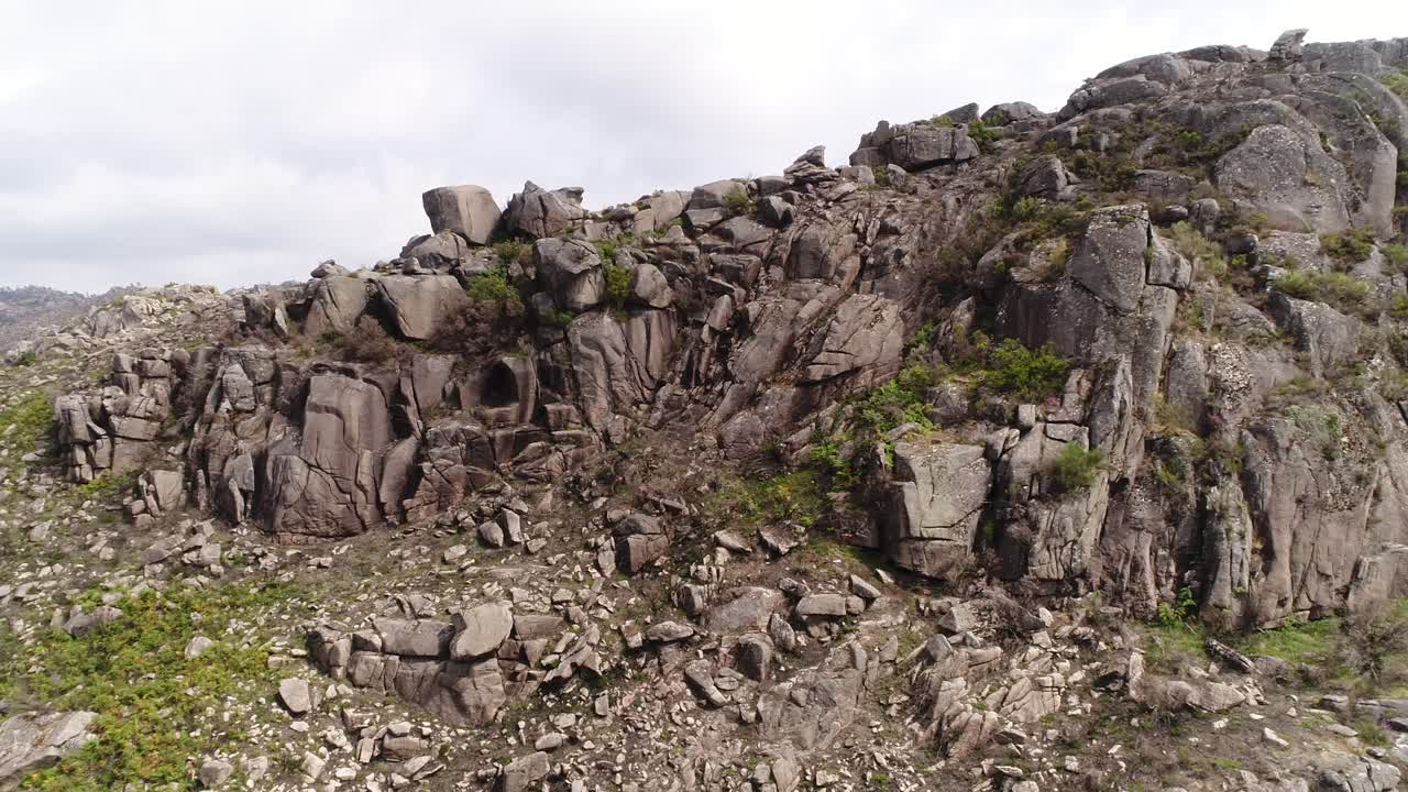 높은 바위산 에 대한 공중 전망