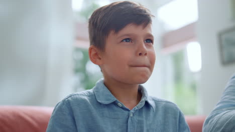 niño enfocado jugando a videojuegos. niño emocional usando joystick para juegos de computadora.