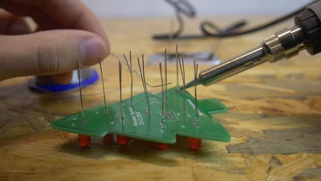led de soldadura en un pcb verde con máscara de soldadura