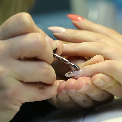 manos femeninas uñas pintadas