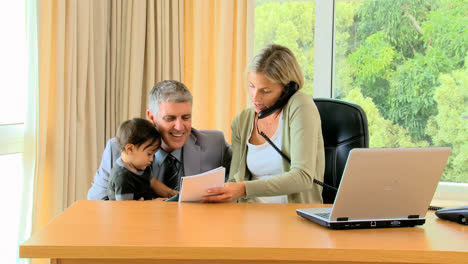 familia en un escritorio