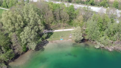 Lago-Feringasee-En-Munich-Alemania-Con-Un-Dron-Hecho-En-4k-30fps