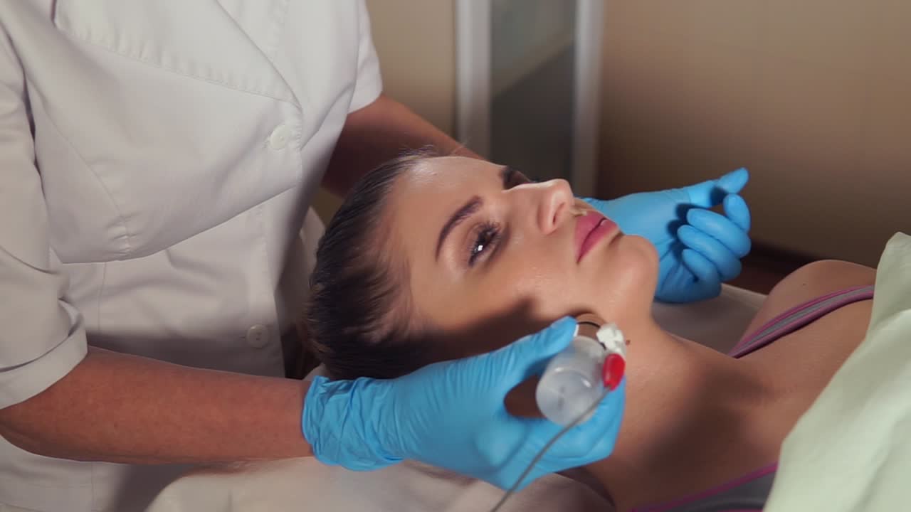 mujer que recibe tratamiento facial
