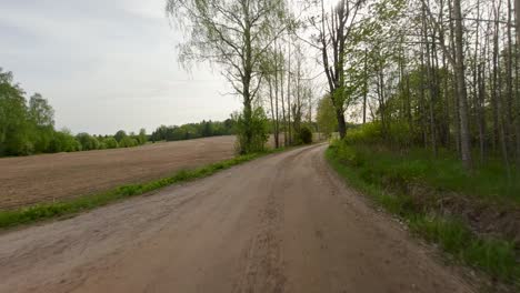 El-Camino-Rural-Serpentea-Mientras-Un-Automóvil-Recorre-Su-Camino