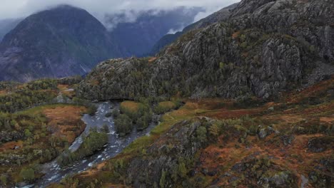 Dramático-Vuelo-Aéreo-Sobre-El-Río-En-Las-Altas-Montañas-De-Noruega