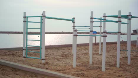 gimnasio vacío al aire libre en la playa, desierto durante el cierre pandémico covid-19, en un día nublado