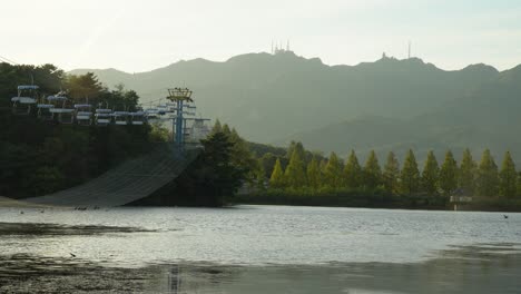 El-Maravilloso-Río-Moviéndose-Pacíficamente-En-El-Gran-Parque-De-Seúl-Bajo-El-Brillante-Cielo-Nublado-Durante-El-Otoño-Rodeado-De-árboles-Verdes-Y-Altas-Montañas---Gran-Angular