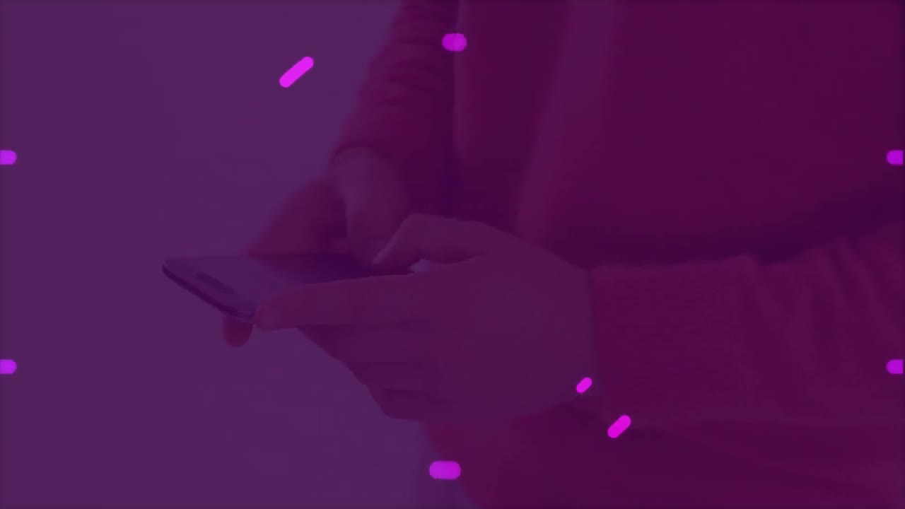 Animazione di scansione a mirino ed elaborazione dati su uomo che usa lo smartphone