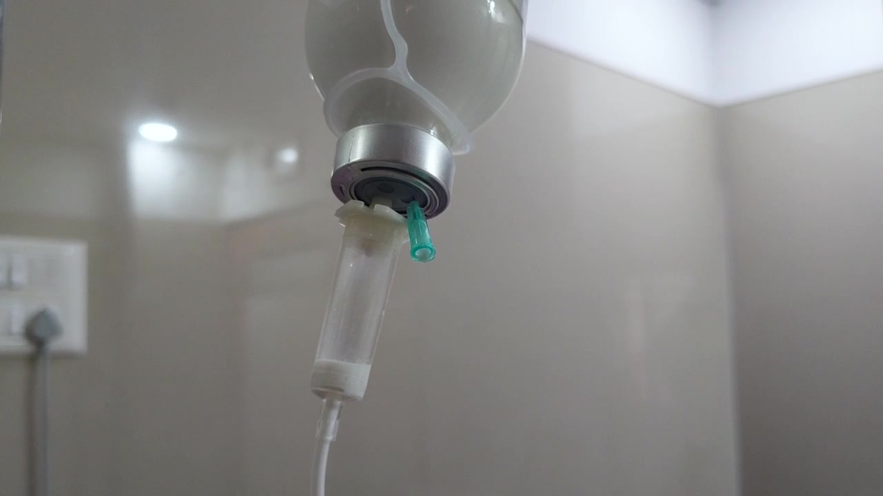 Primo piano dettagliato di attrezzatura per flebo endovenosa utilizzata per il trattamento dei pazienti in una struttura sanitaria. Ideale per concetti di assistenza medica, ospedalizzazione, recupero, assicurazione e sanità.