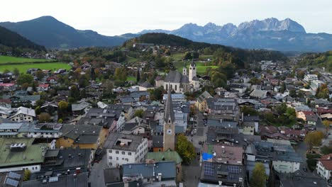 kirchberg, popular pueblo de deportes de invierno en el tirol, austria - 4k aéreo