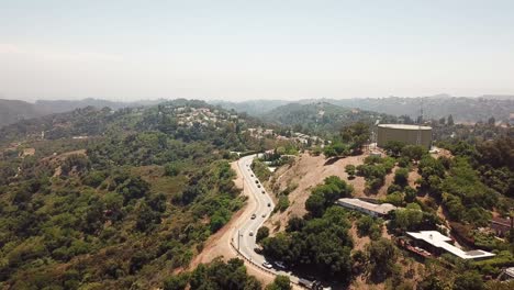 fotografía aérea de beverly hills y bel-air en los ángeles, california con vistas de enormes casas de lujo en las colinas