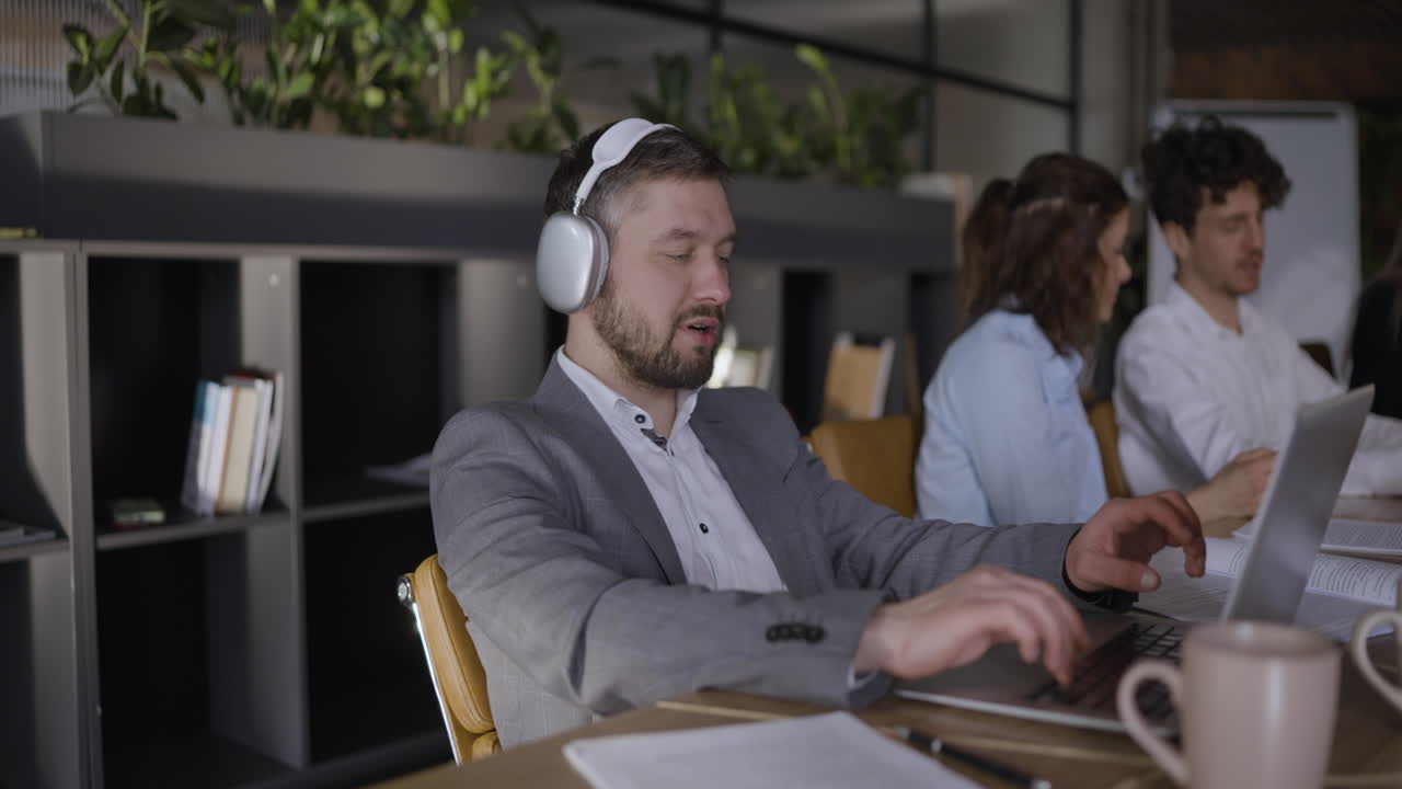 Forretningsmøde på kontor