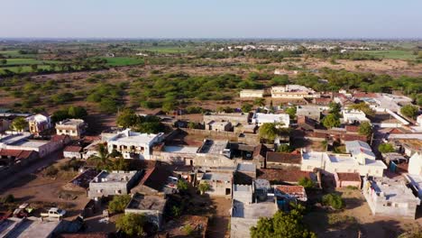 pueblo. pequeña ciudad. paisaje rural y urbano