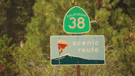 nahaufnahme des zeichens der malerischen route unter dem grünen schild der kalifornischen route nummer 38, während sie in richtung angenehmes tal, kalifornien, usa, fahren